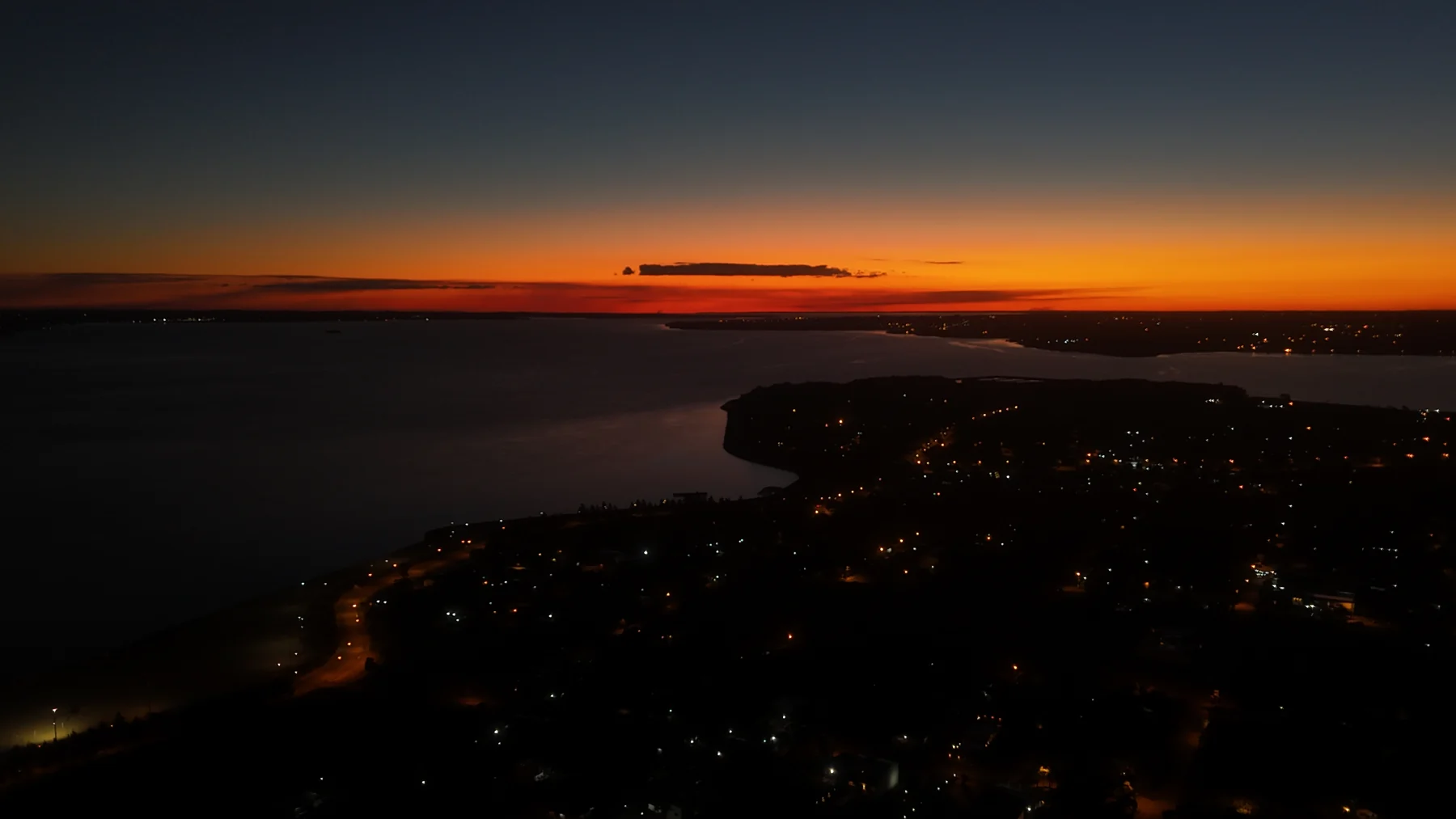 Vista aérea ao entardecer sobre a costa